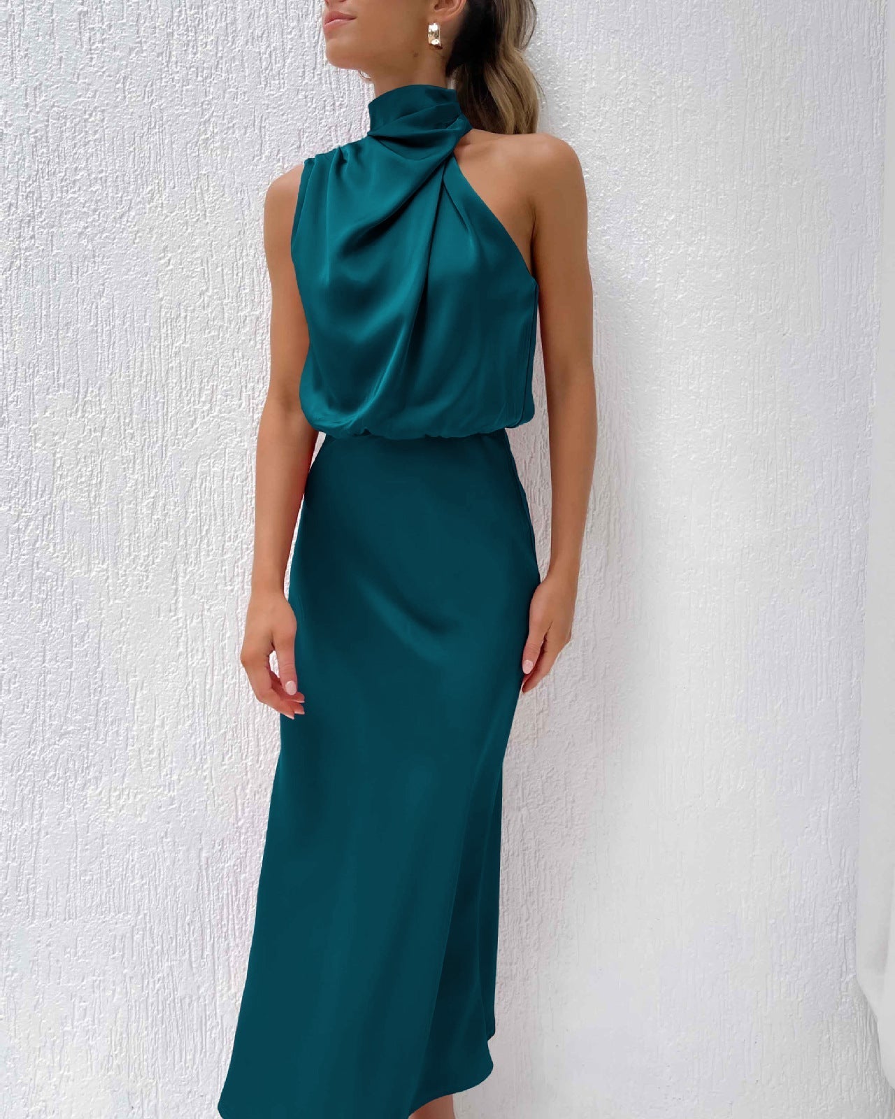 Gabriella Budapest | Elegáns estélyi ruha halter kivágással