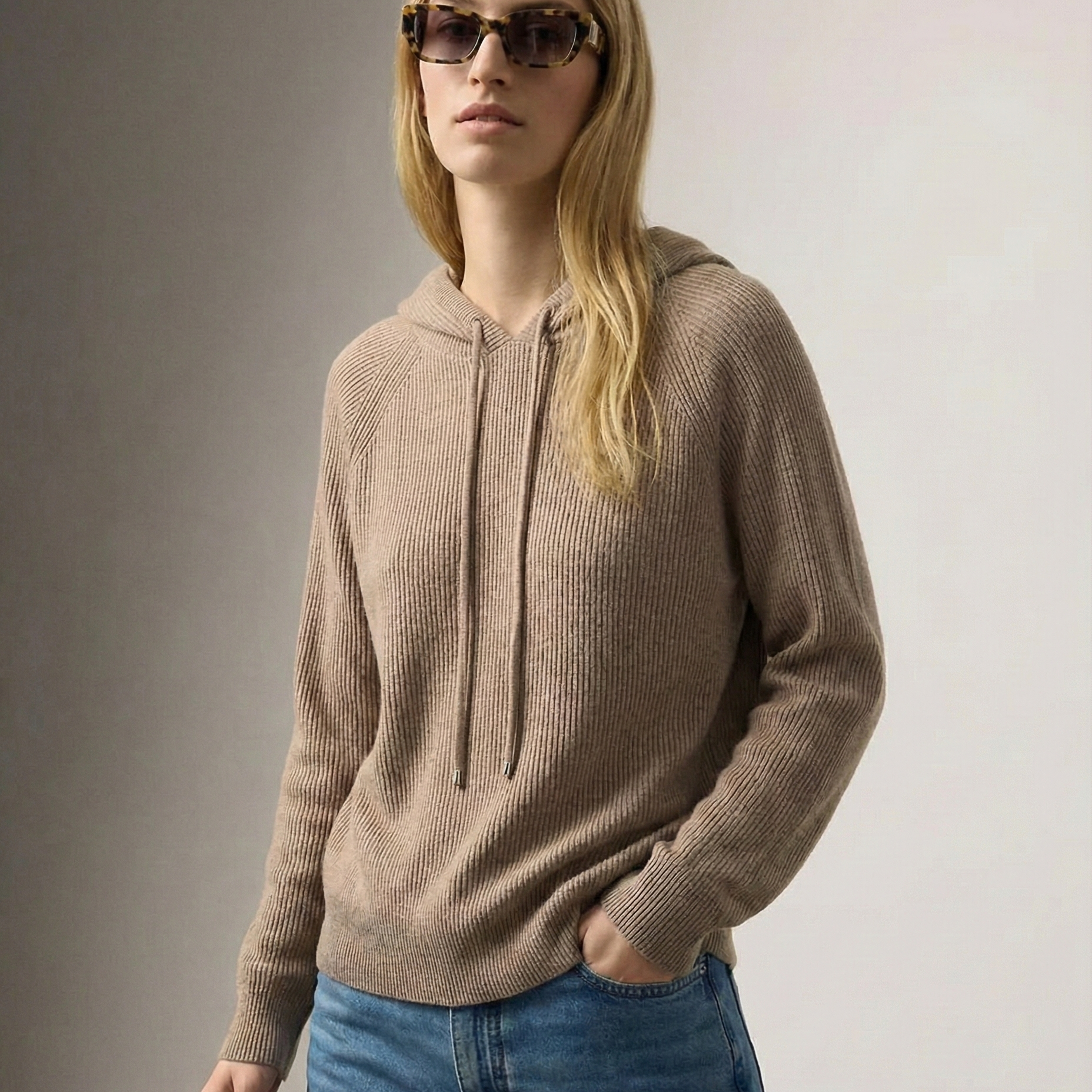 Gabriella Budapest | Klasszikus női kapucnis pulóver városi stílusban