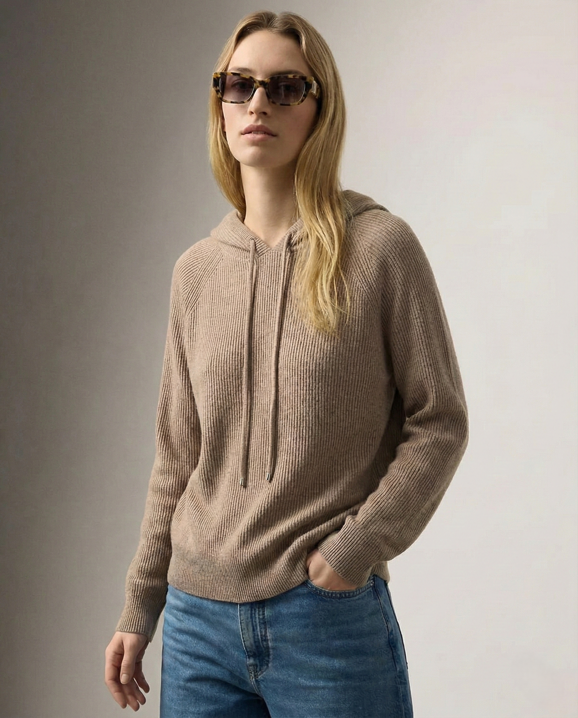 Gabriella Budapest | Klasszikus női kapucnis pulóver városi stílusban